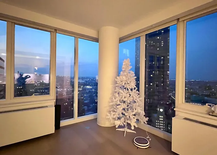 Luxury 2 Bedrooms 2 Bathrooms Corner Apartment Breathtaking City Views Modern Retreat