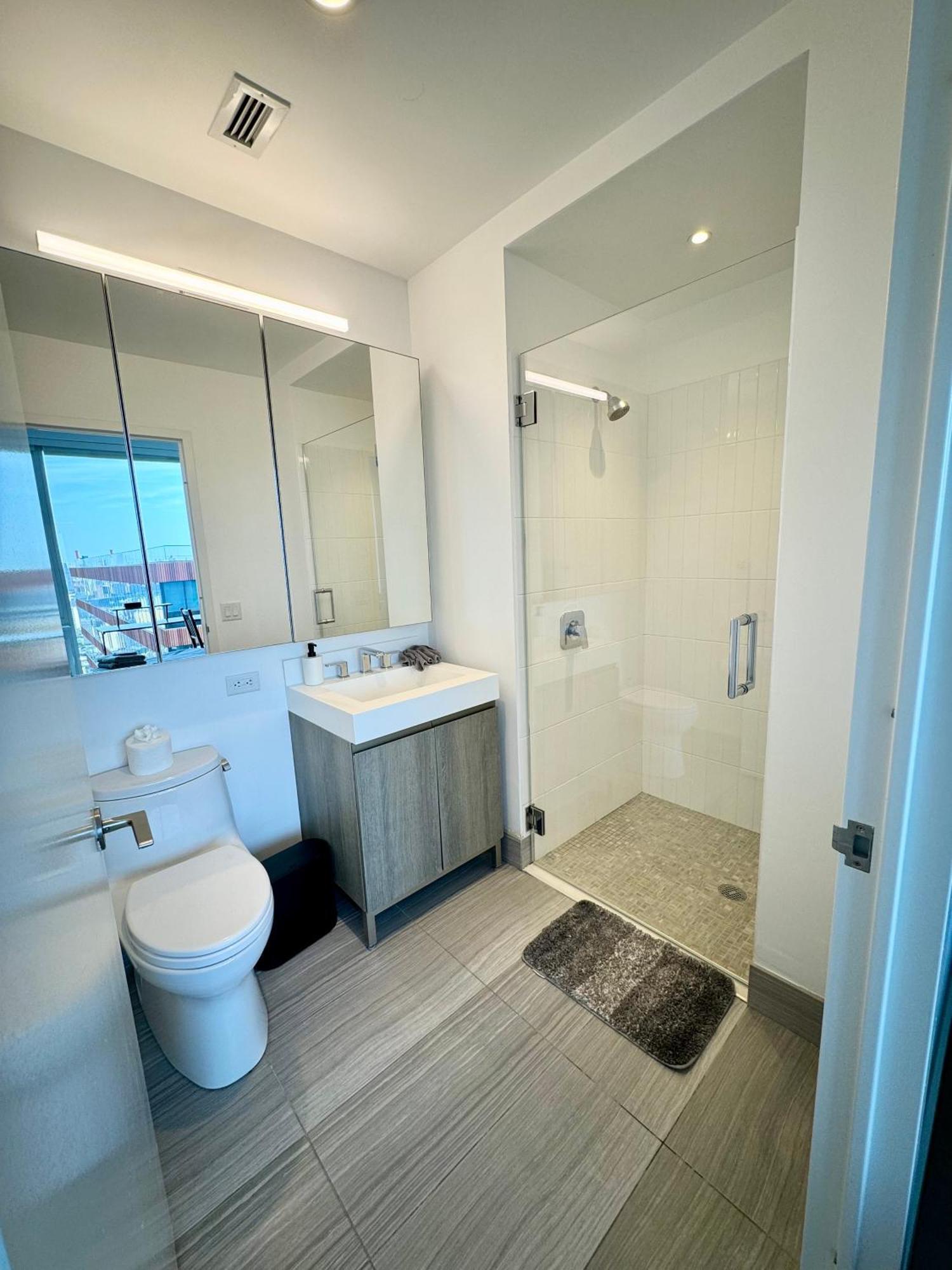 Luxury 2 Beds 2 Baths Corner Breathtaking Views Modern Retreat *